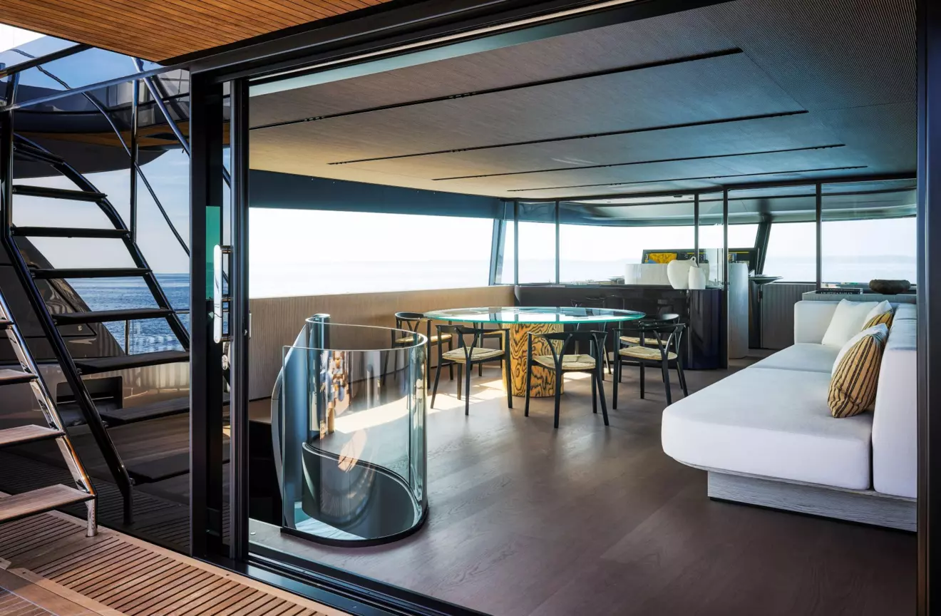 Sanlorenzo SX120 flybridge salon