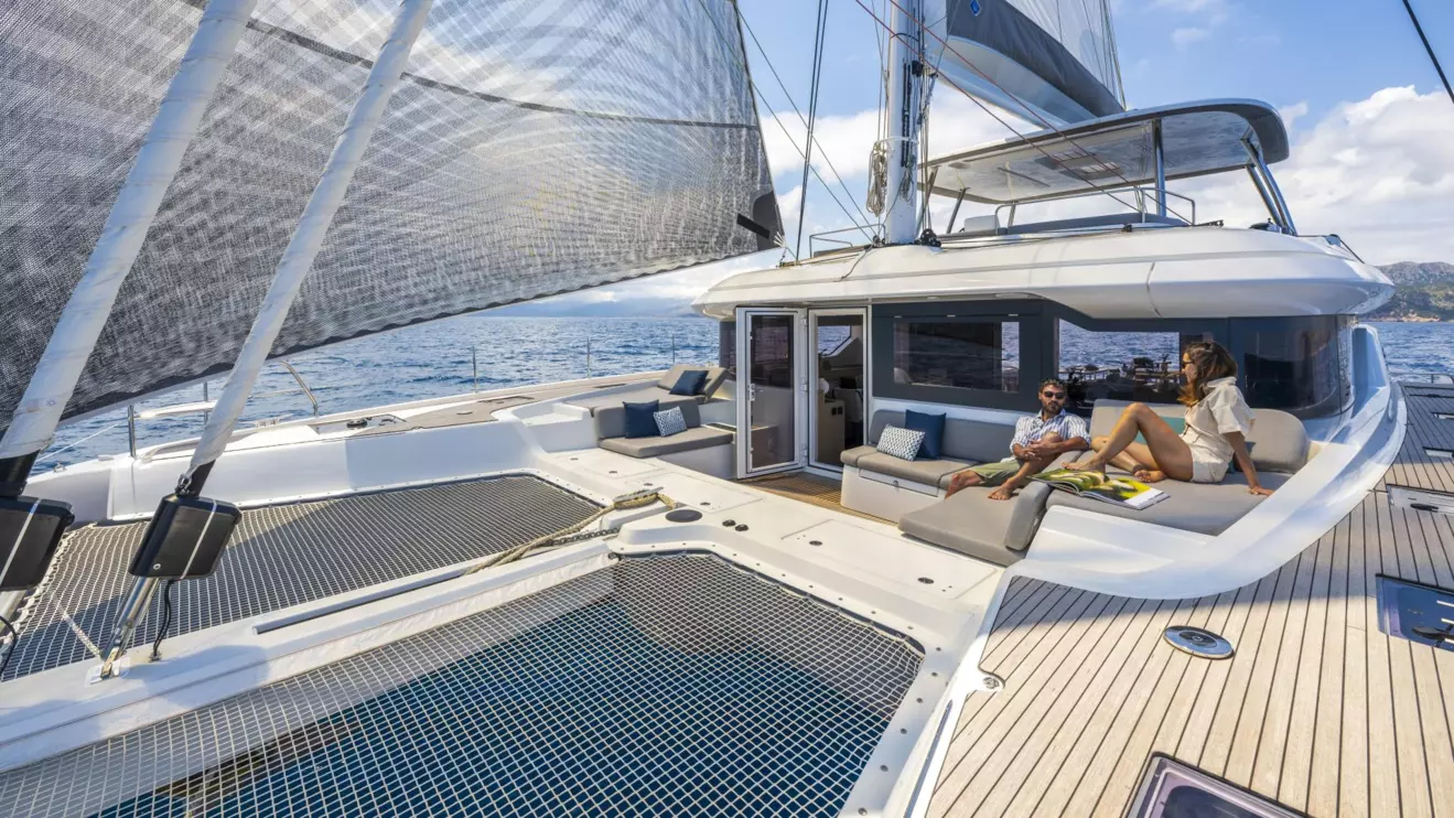 Catamaran Lagoon 60 bow lounge