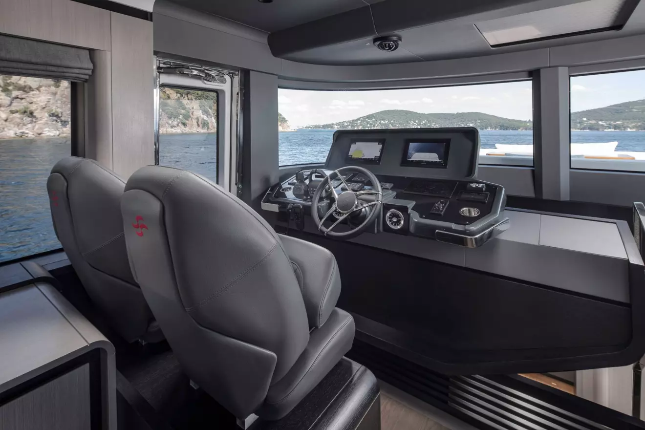 Sirena 60 helm station