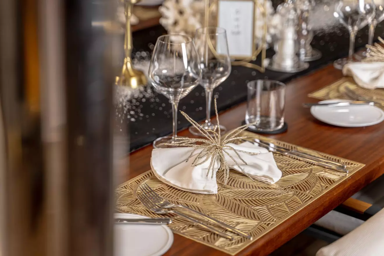 32. FREEDOM Table decor.jpg