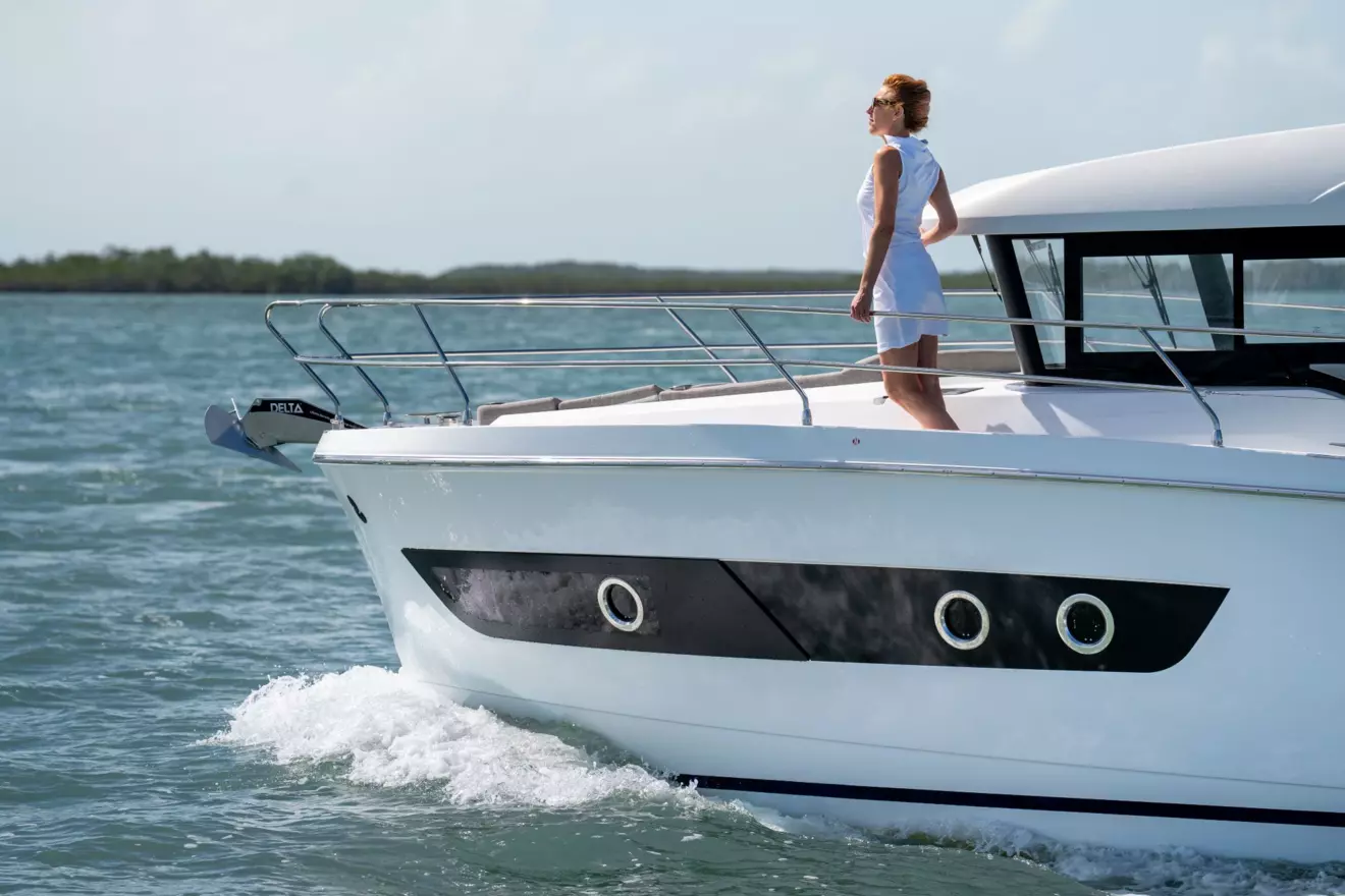 Beneteau Swift Trawler 37 Fly bow cruising