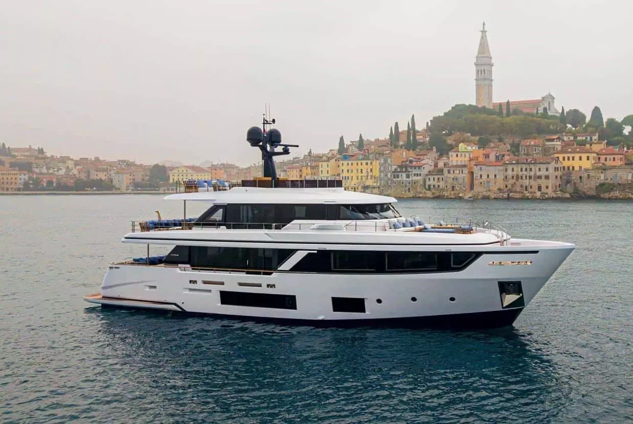 Custom-Line-Navetta-30-Rovinj-00-3.jpg