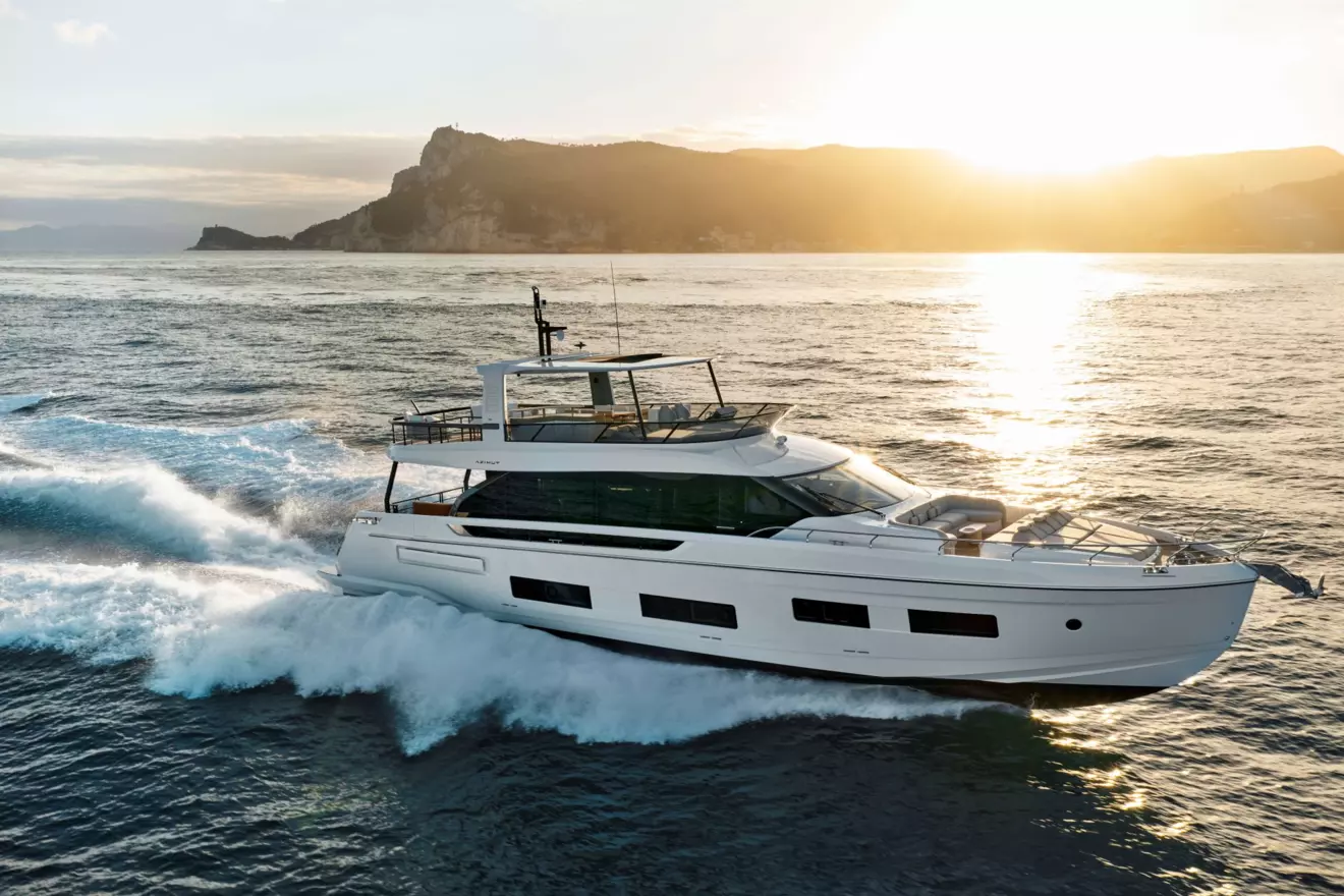 Azimut 82 Fly - side view cruising.jpg