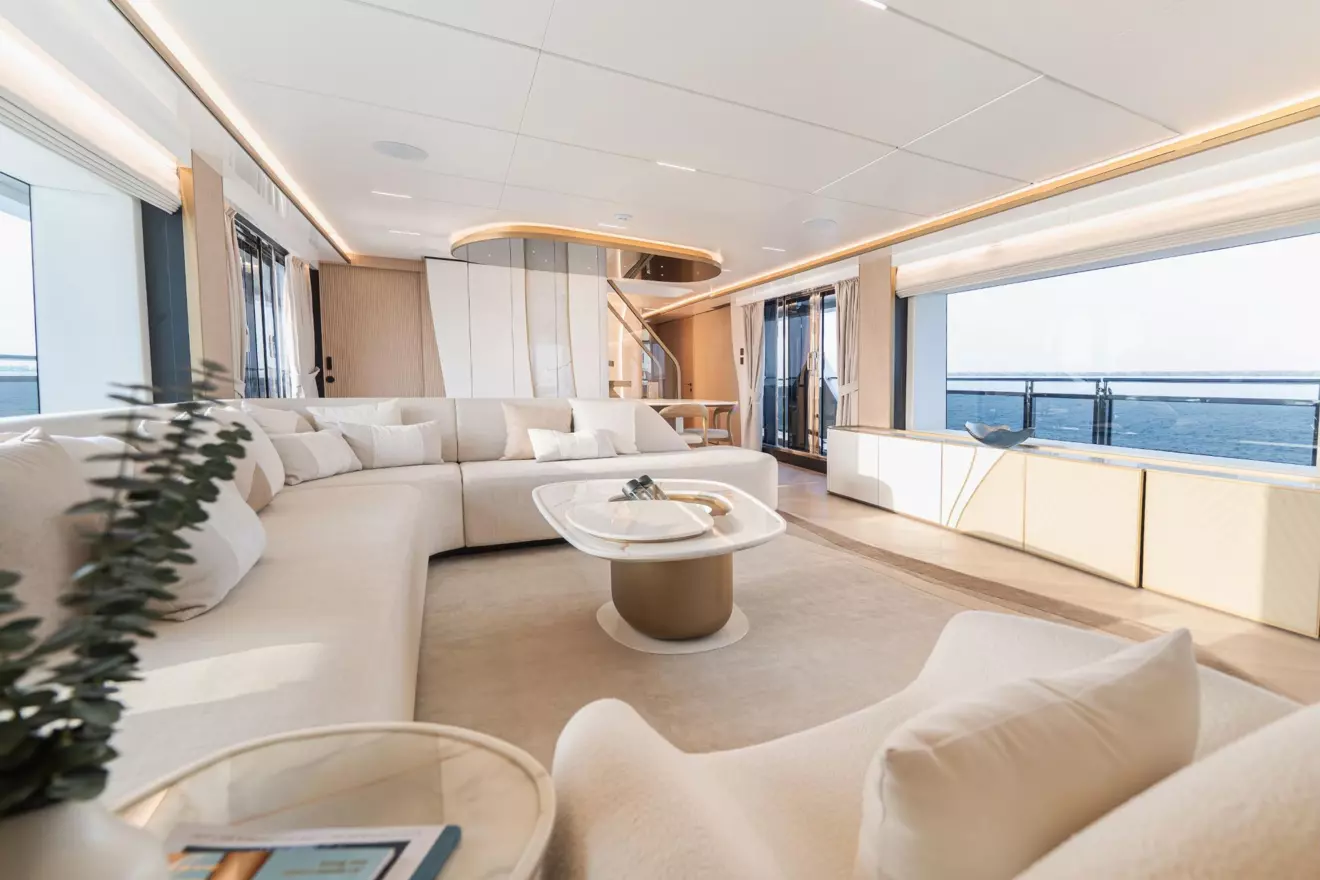 Majesty yachts - salon.jpg