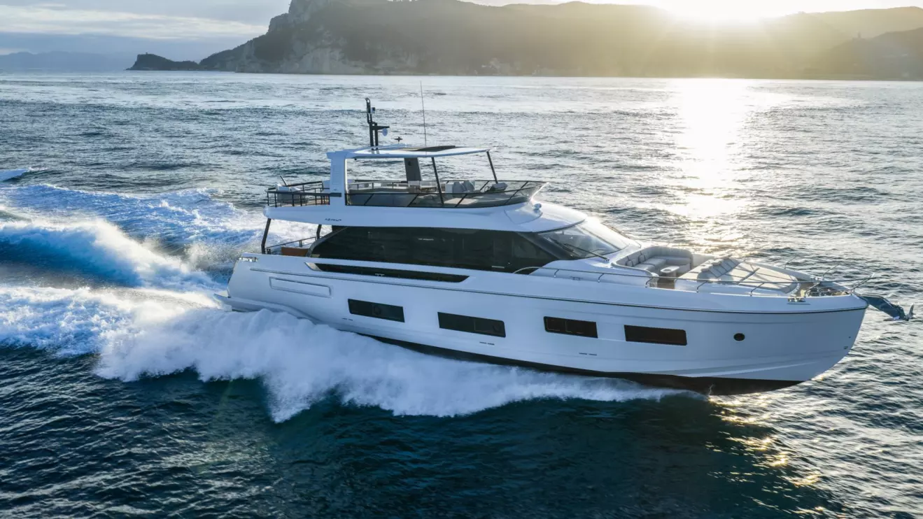 Azimut 82 Fly-side view.jpg