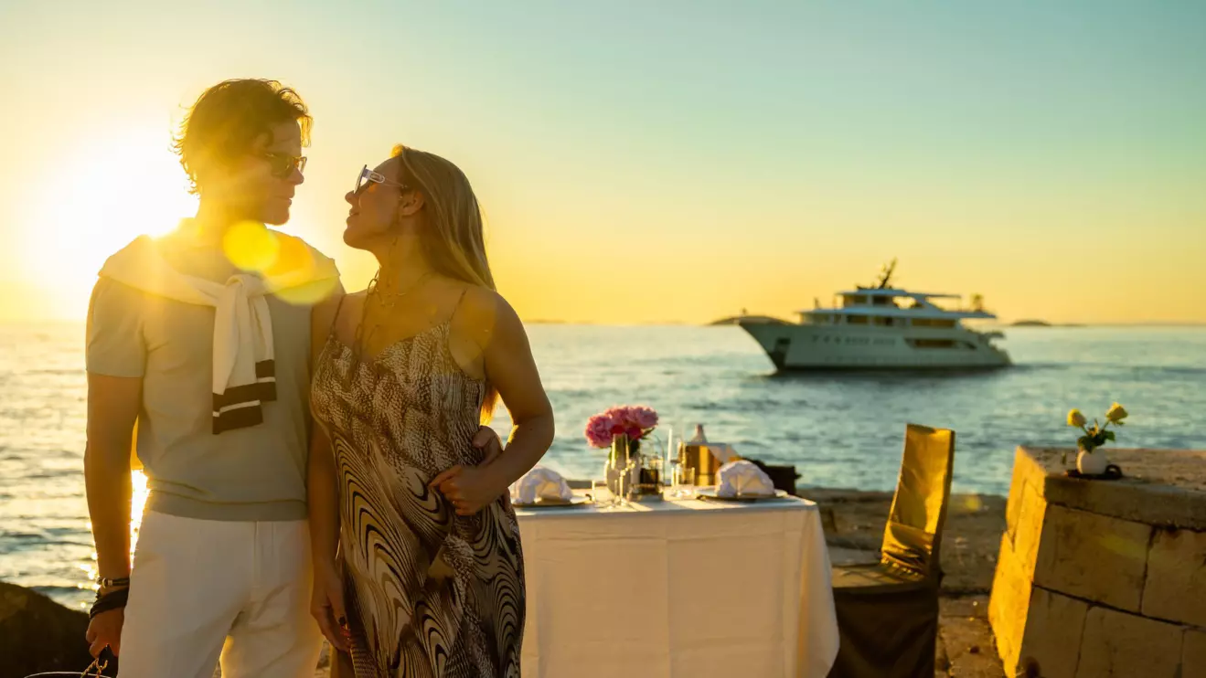 Sunset-dinner-on-a-yacht-00.jpg