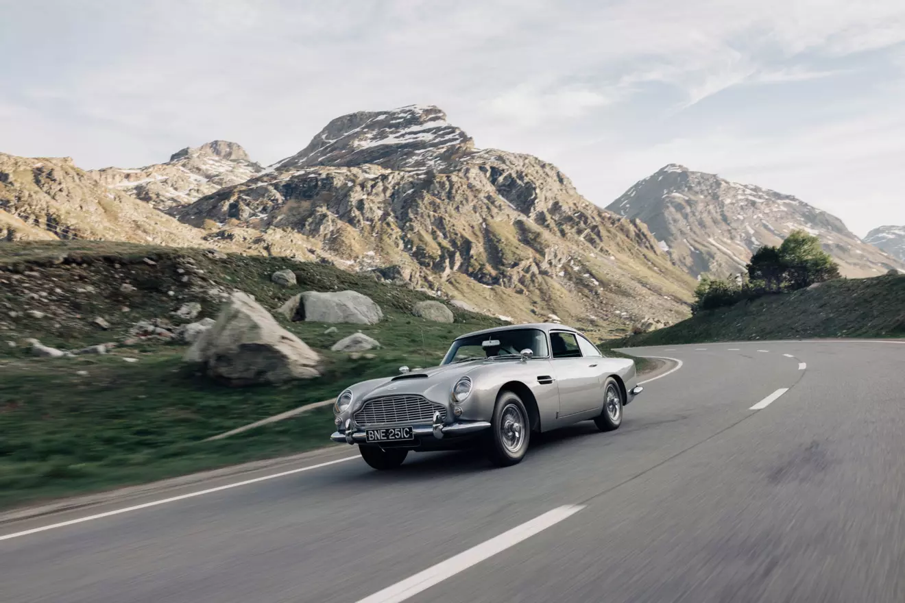 Breitling-Top-Time-B01-Chronograph-41-Tribute-to-Aston-Martin-DB5-07.jpg