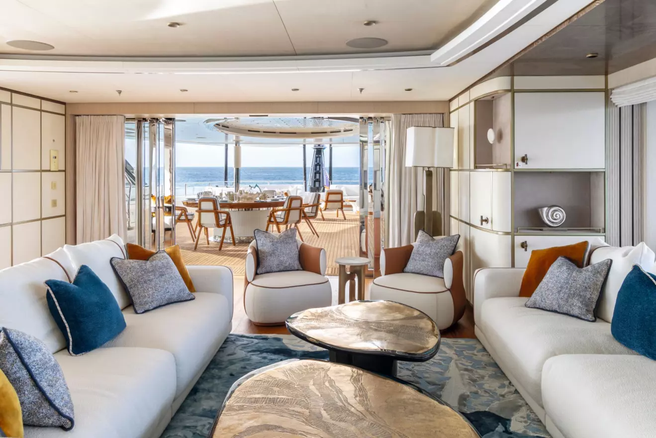 CRN Amor a Vida - upper deck skylounge.jpg