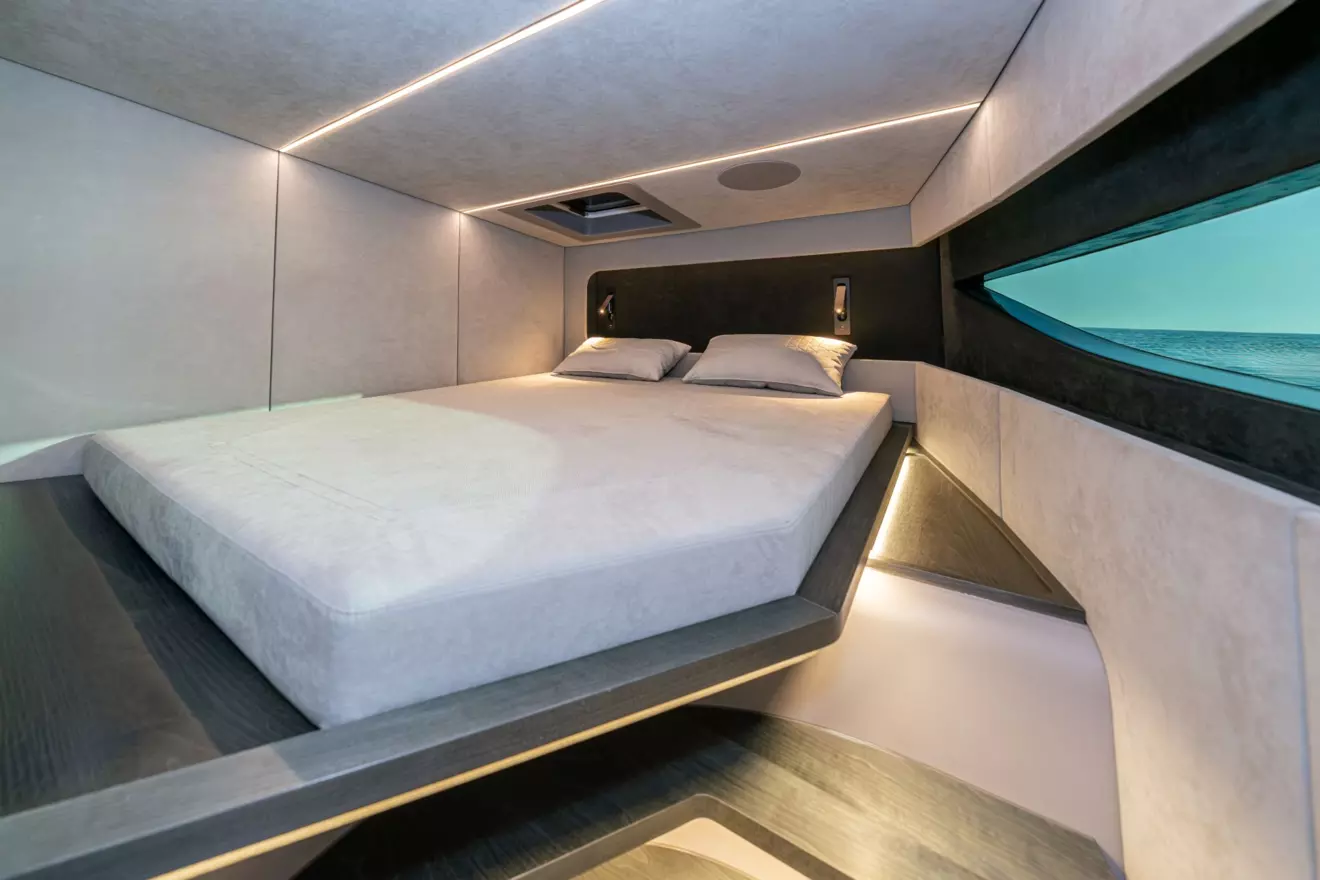 brabus ultima 55 - master cabin.jpg