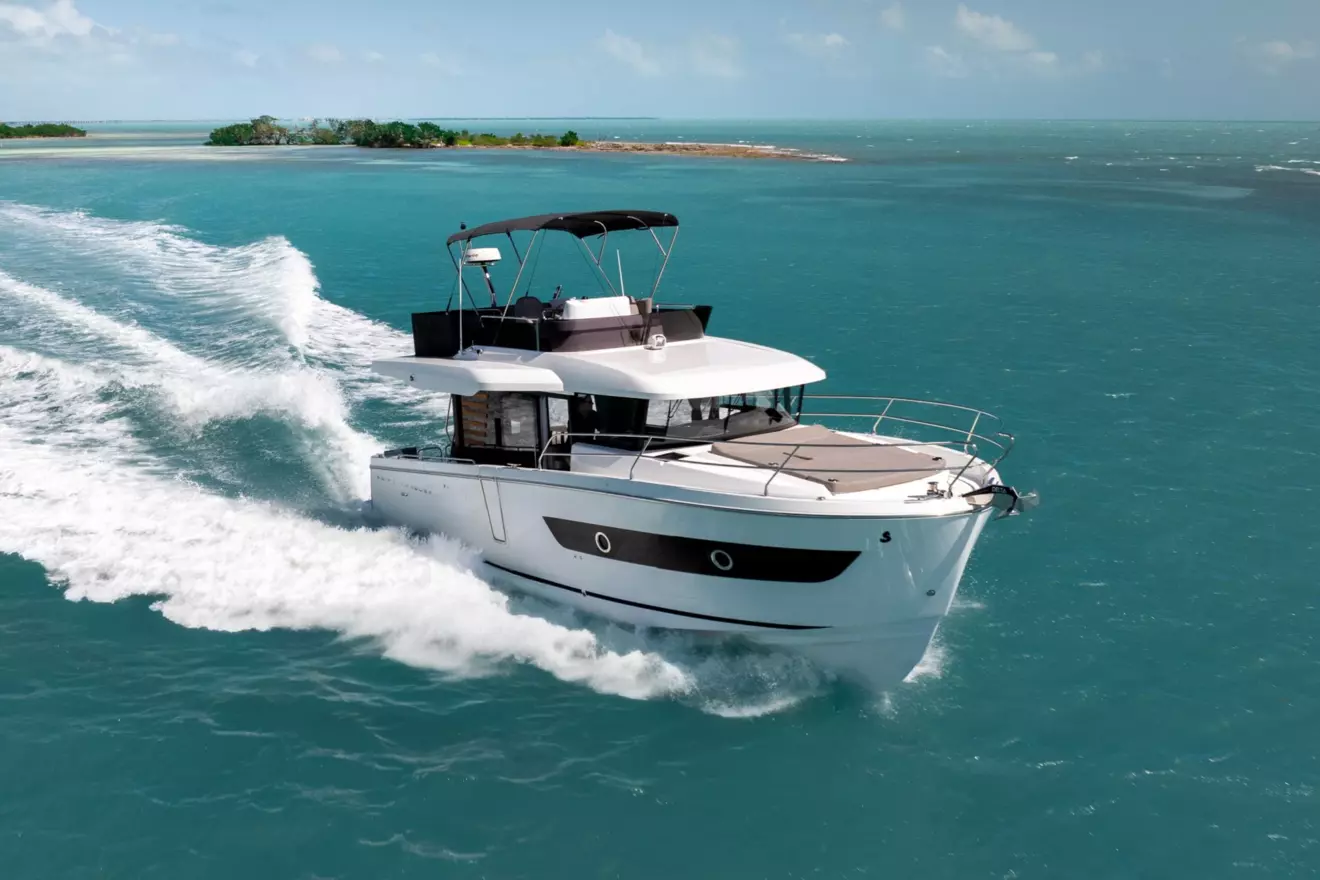 Beneteau Swift Trawler 37 Fly front view cruising