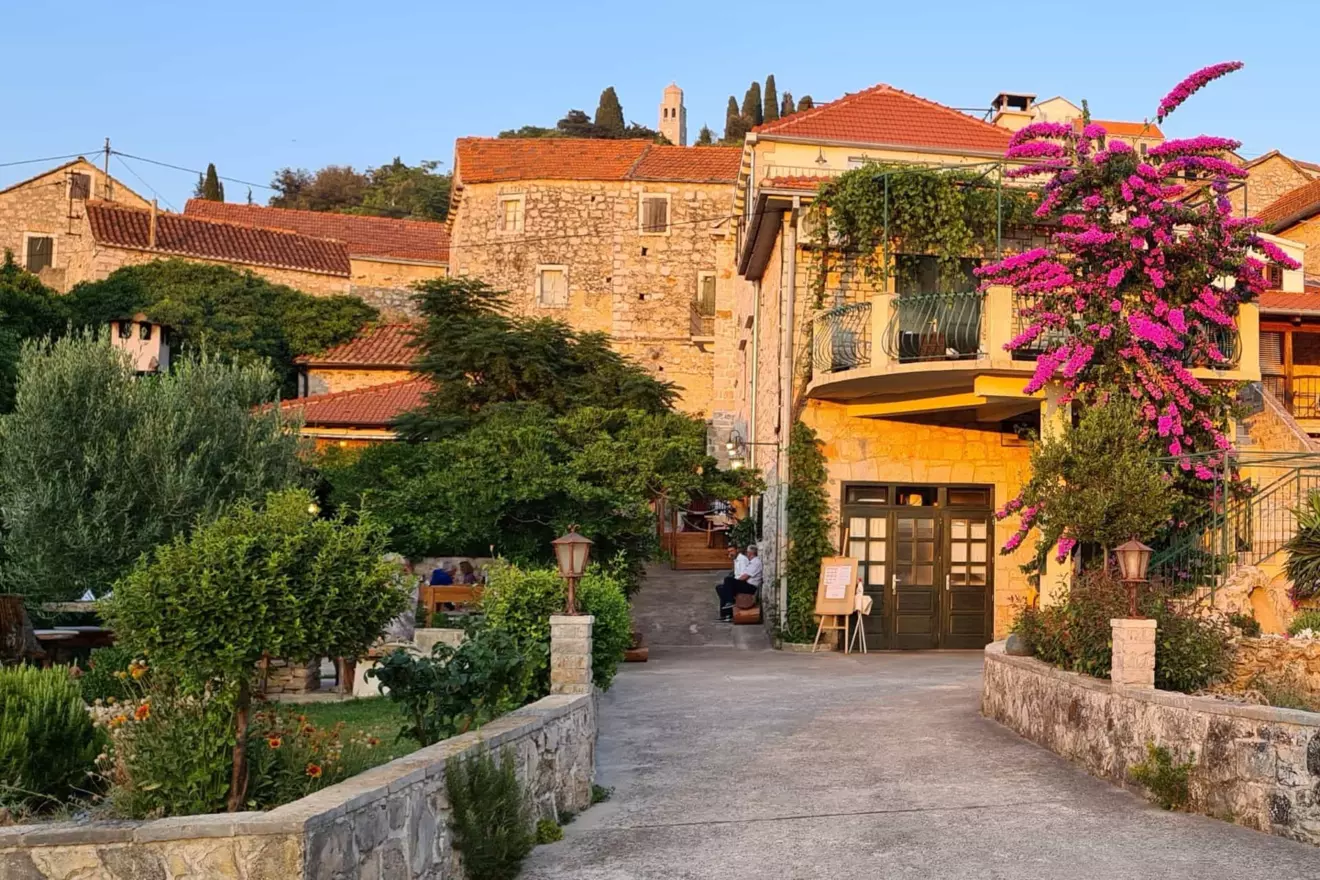 Tavern Vrisnik, Hvar