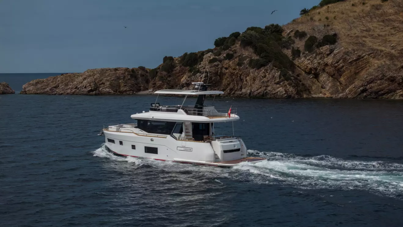 Sirena 60 - sideview cruising.jpg