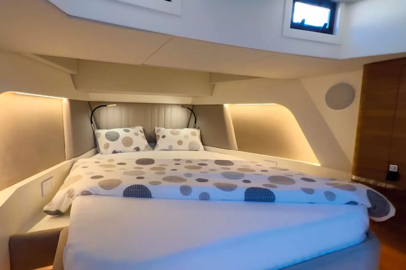 Bellini-Astor-36 - cabin.jpg