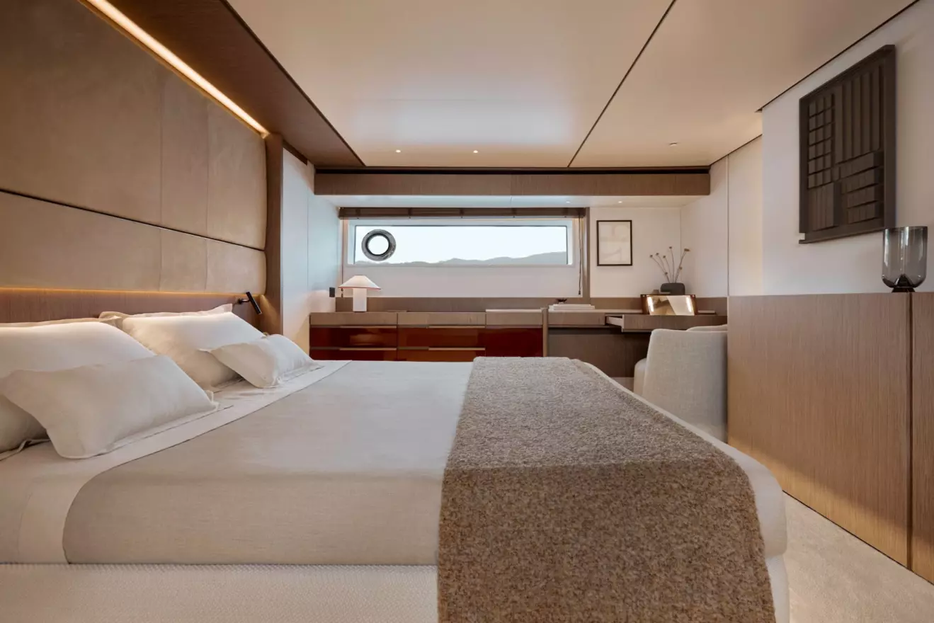 Azimut Fly 82 master cabin