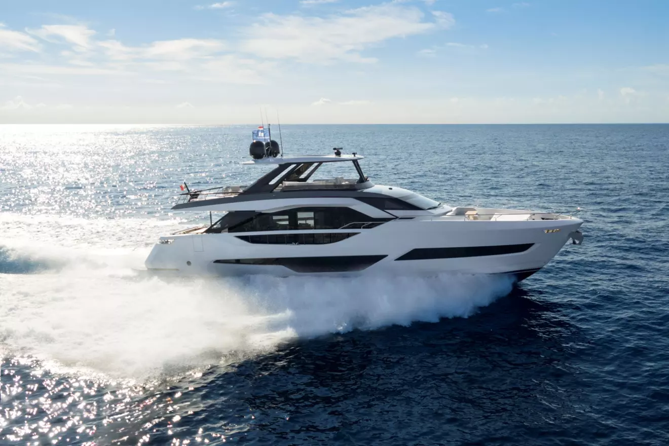 Ferretti Yachts 800 cruising