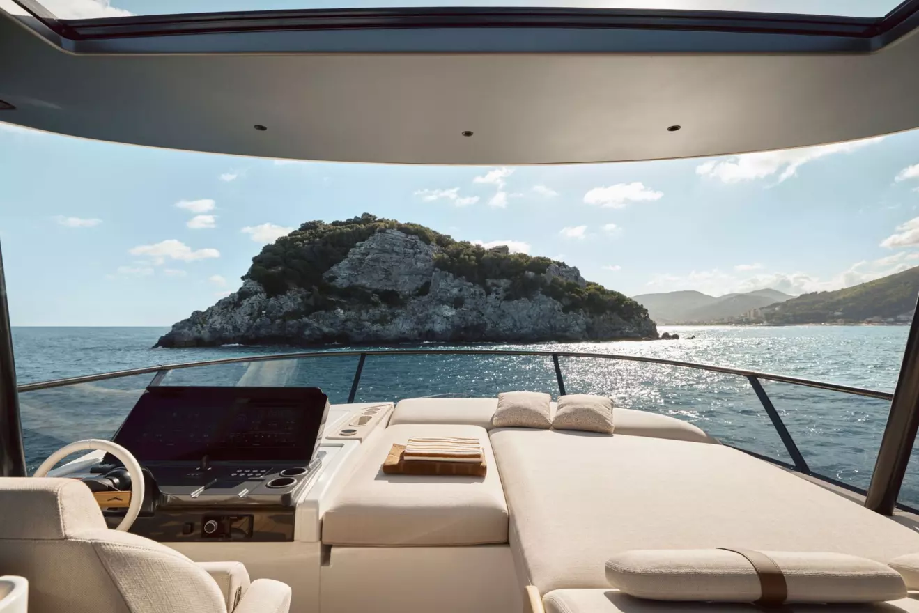 Azimut Fly 82 helm station flybridge
