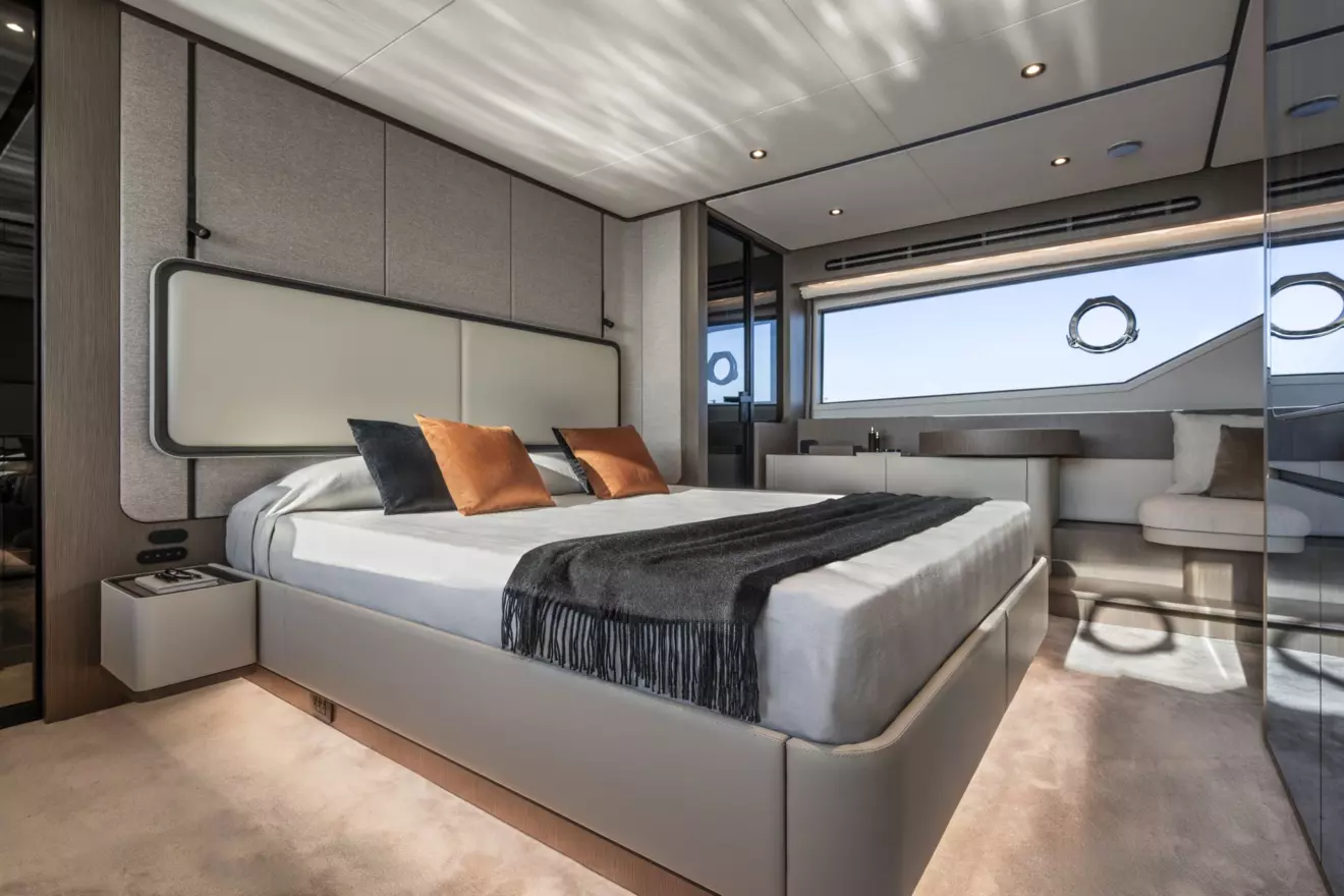 Ferretti Yachts 720 - cabin.jpg