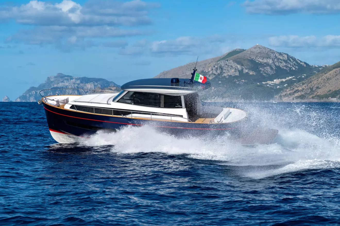Apreamare Gozzo 48 - side view cruising.jpg