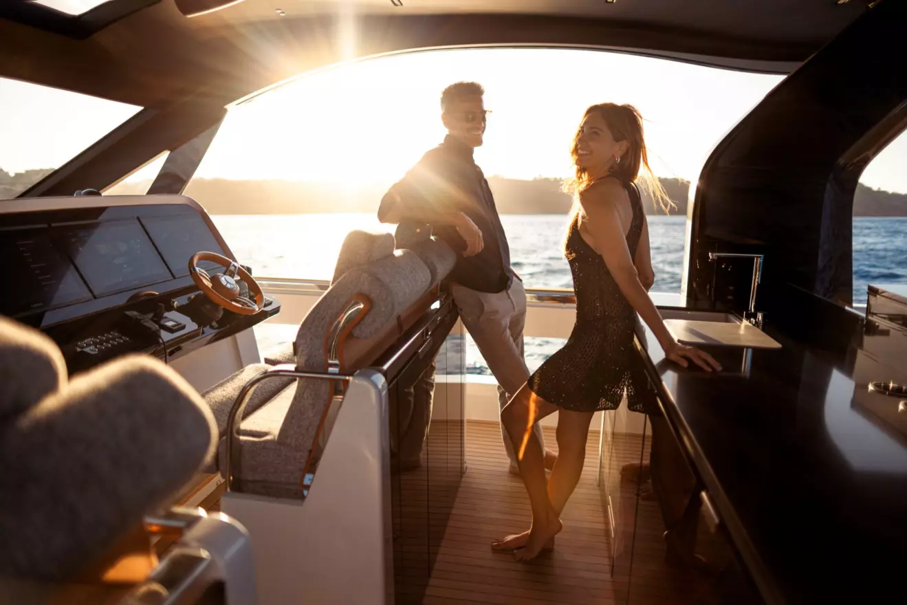 Invictus TT550 helm station