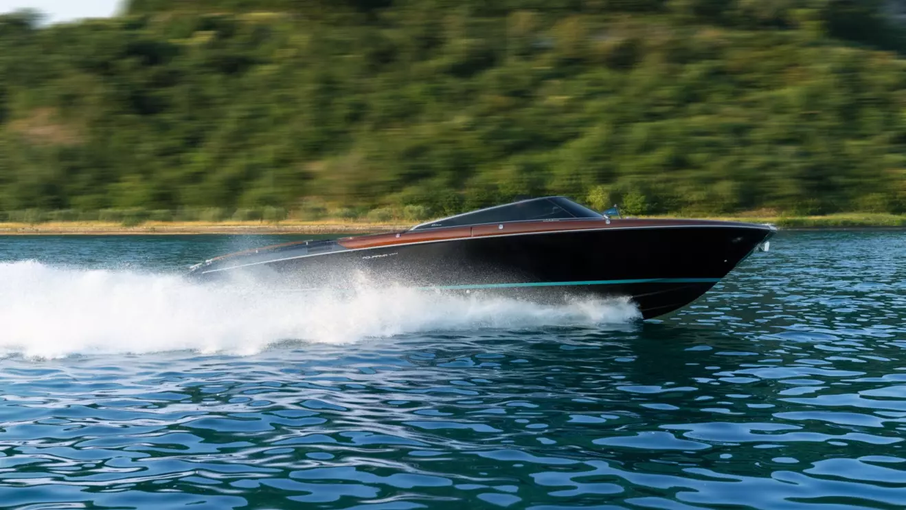 Riva Aquariva Special - side view cruising.jpg
