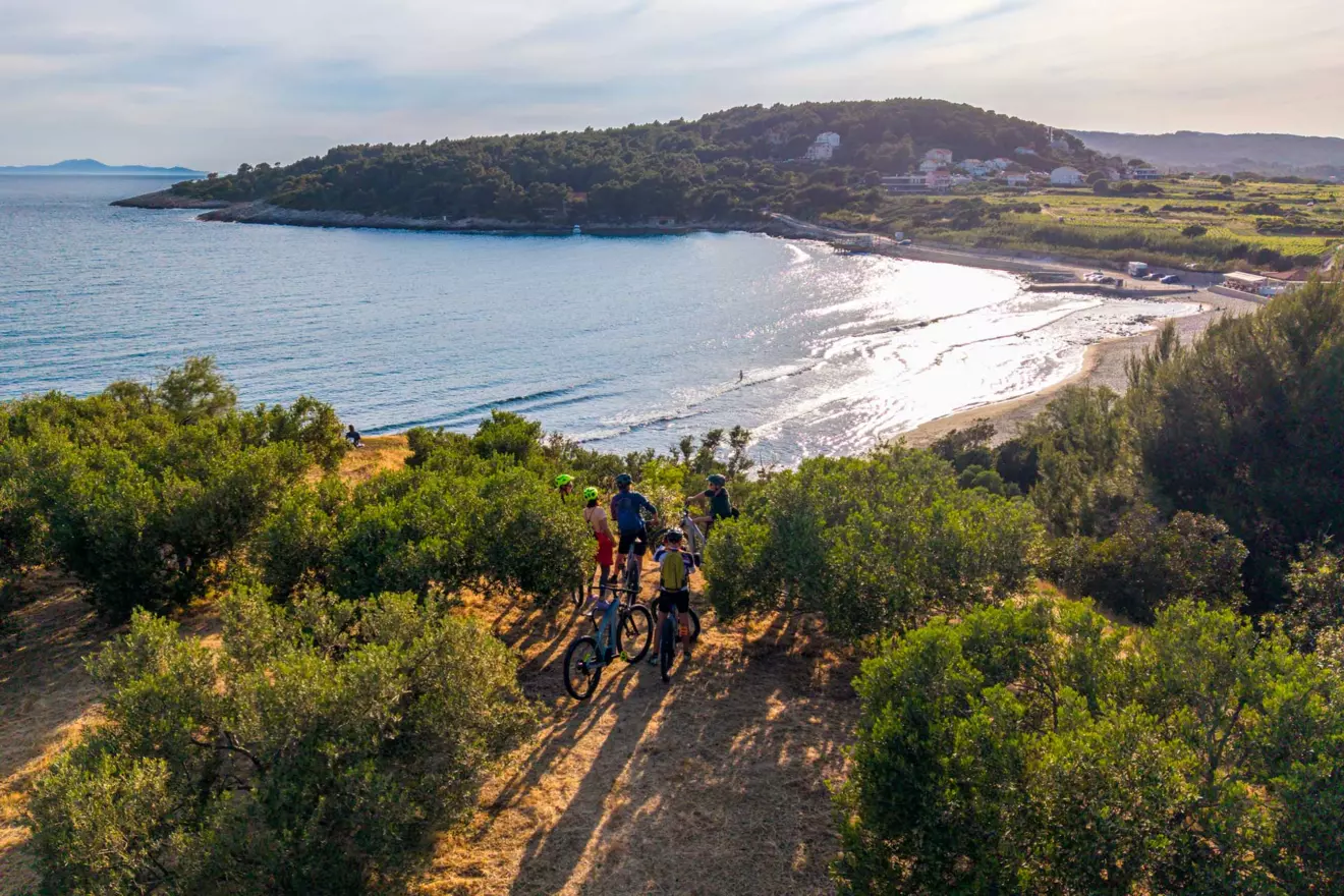 lumbarda-bike-beach-wine-00.jpg