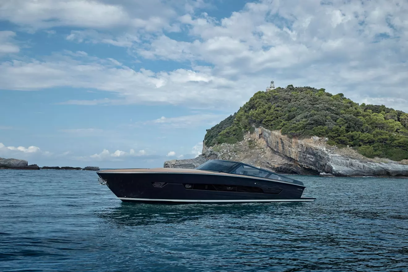 Itama 54 full side profile