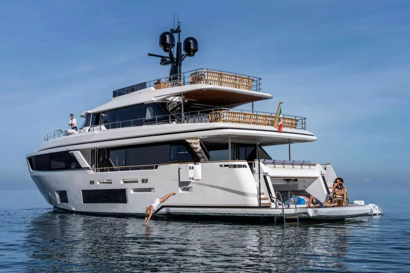 custom-line-navetta-30-lifestyle-17.jpg