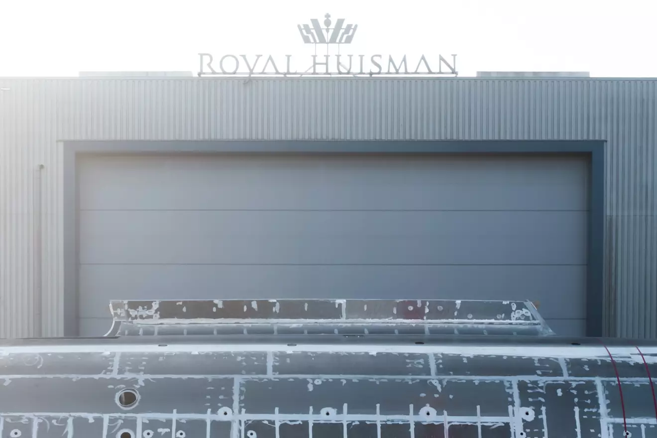 Royal Huisman 412  - hull.jpg