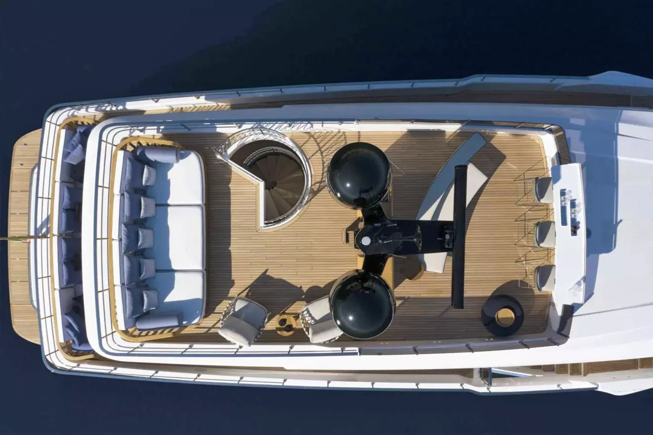 new-custom-line-navetta-30-upper-deck-17.jpg