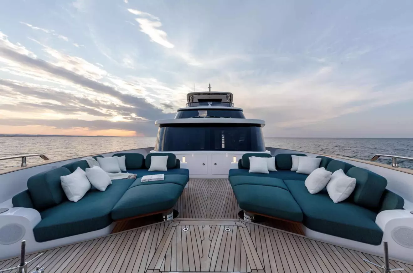 lounge-area-on-yacht-01.jpg