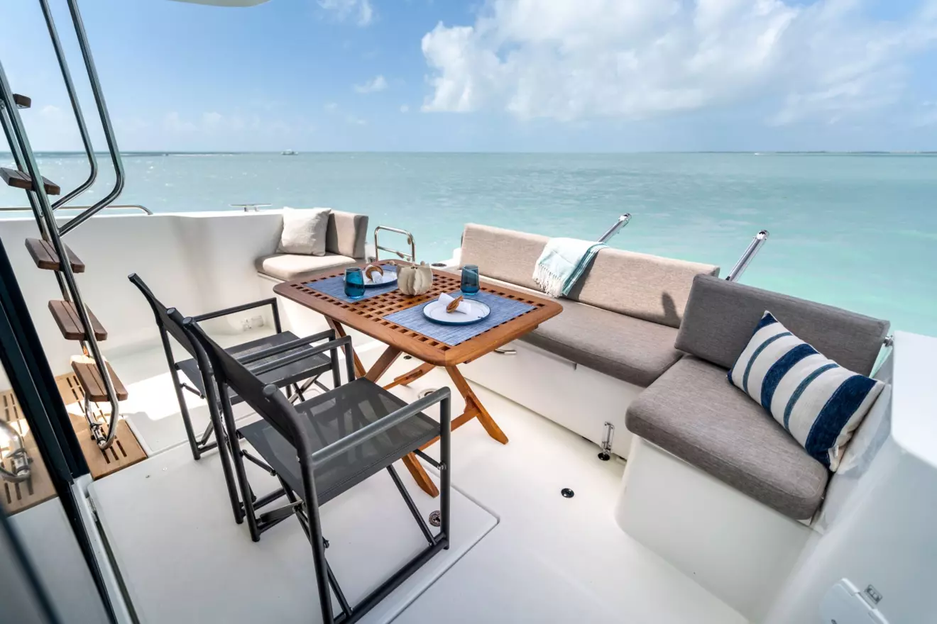 Beneteau Swift Trawler 37 Fly aft deck sofa