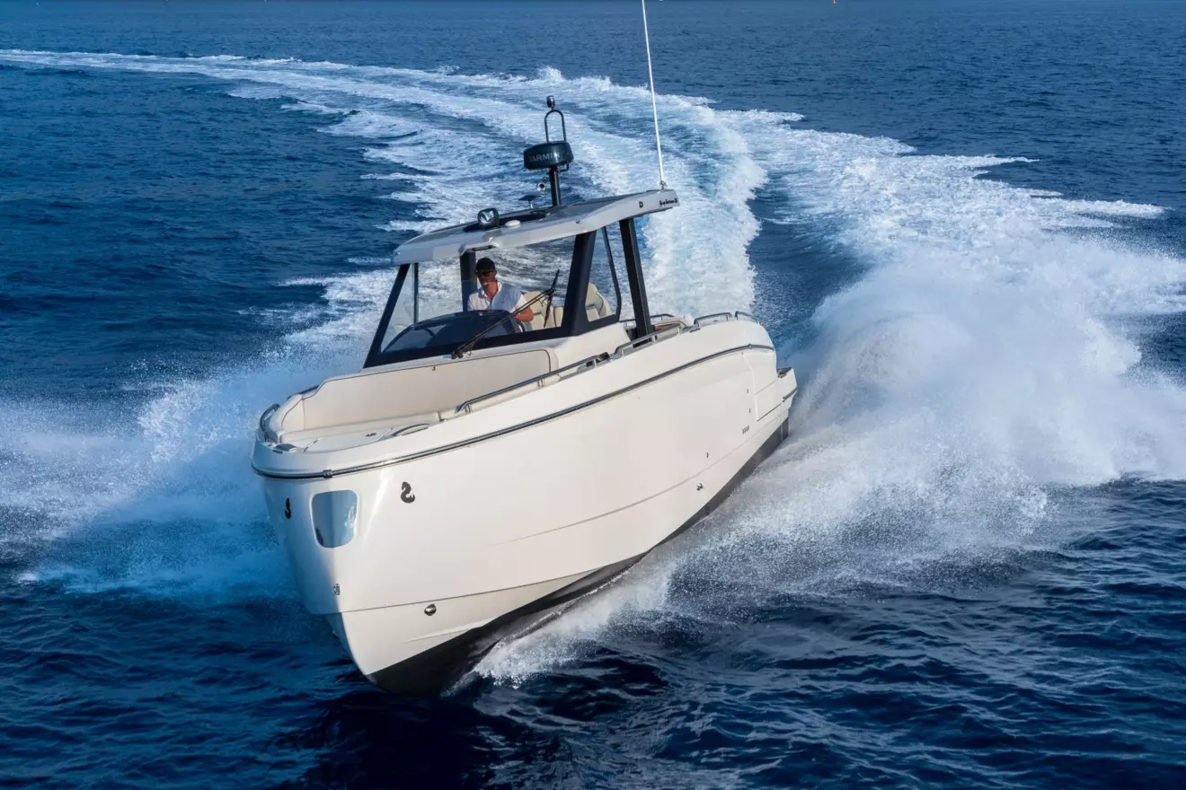 Beneteau Gran Turismo 35 front view cruising