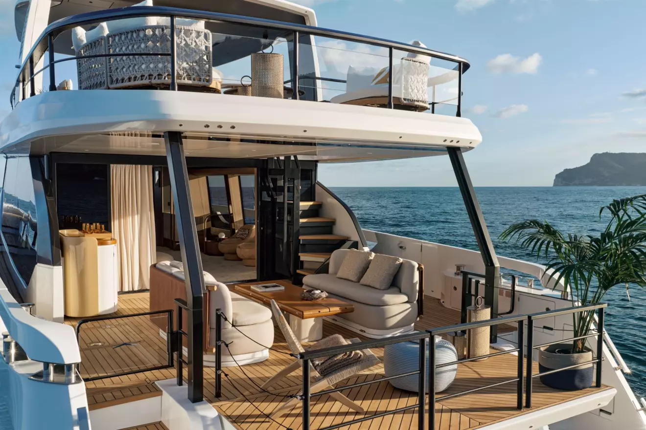Azimut Fly 82 stern area