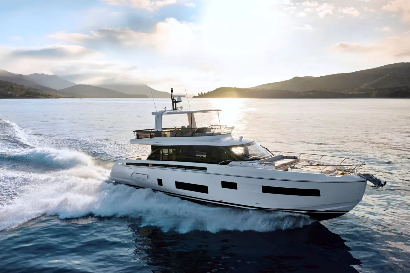 Azinut Fly 70 - side view cruising.jpg