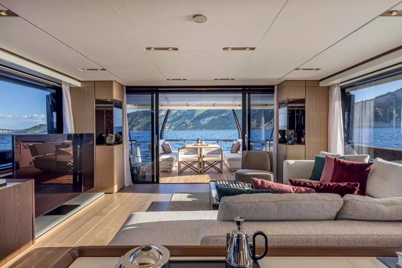 Ferretti-1000-salon-01.jpg