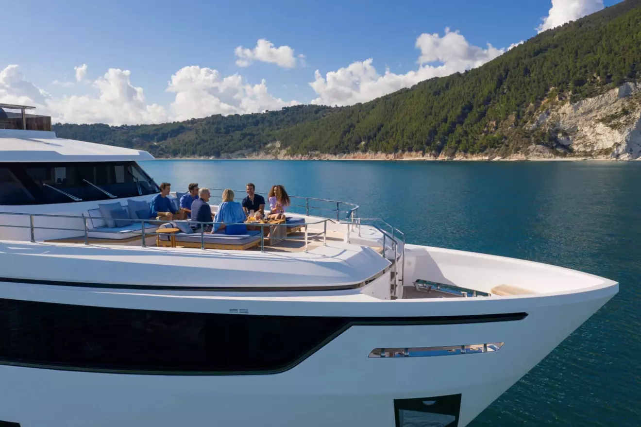 custom-line-navetta-30-sun-deck-lifestyle-17.jpg