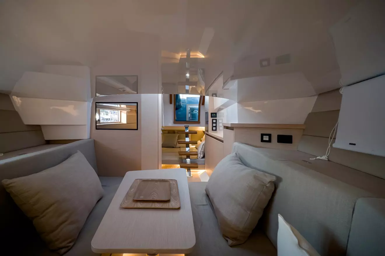 Tesoro T40 interior