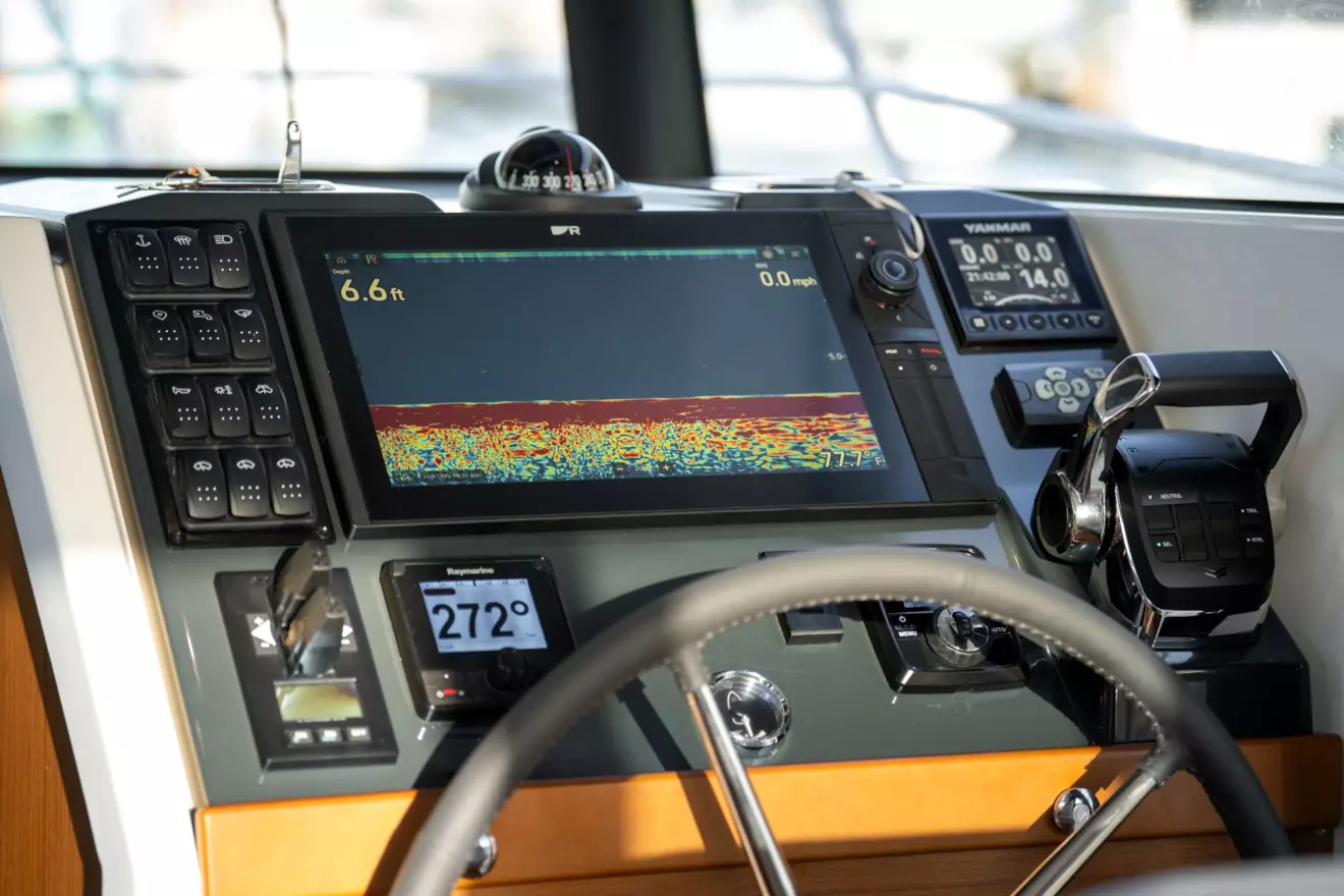 Beneteau Swift Trawler 37 Fly helm station
