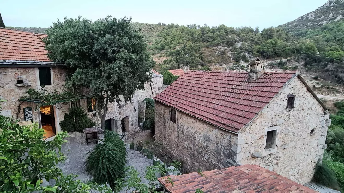 tavern stori komin, hvar