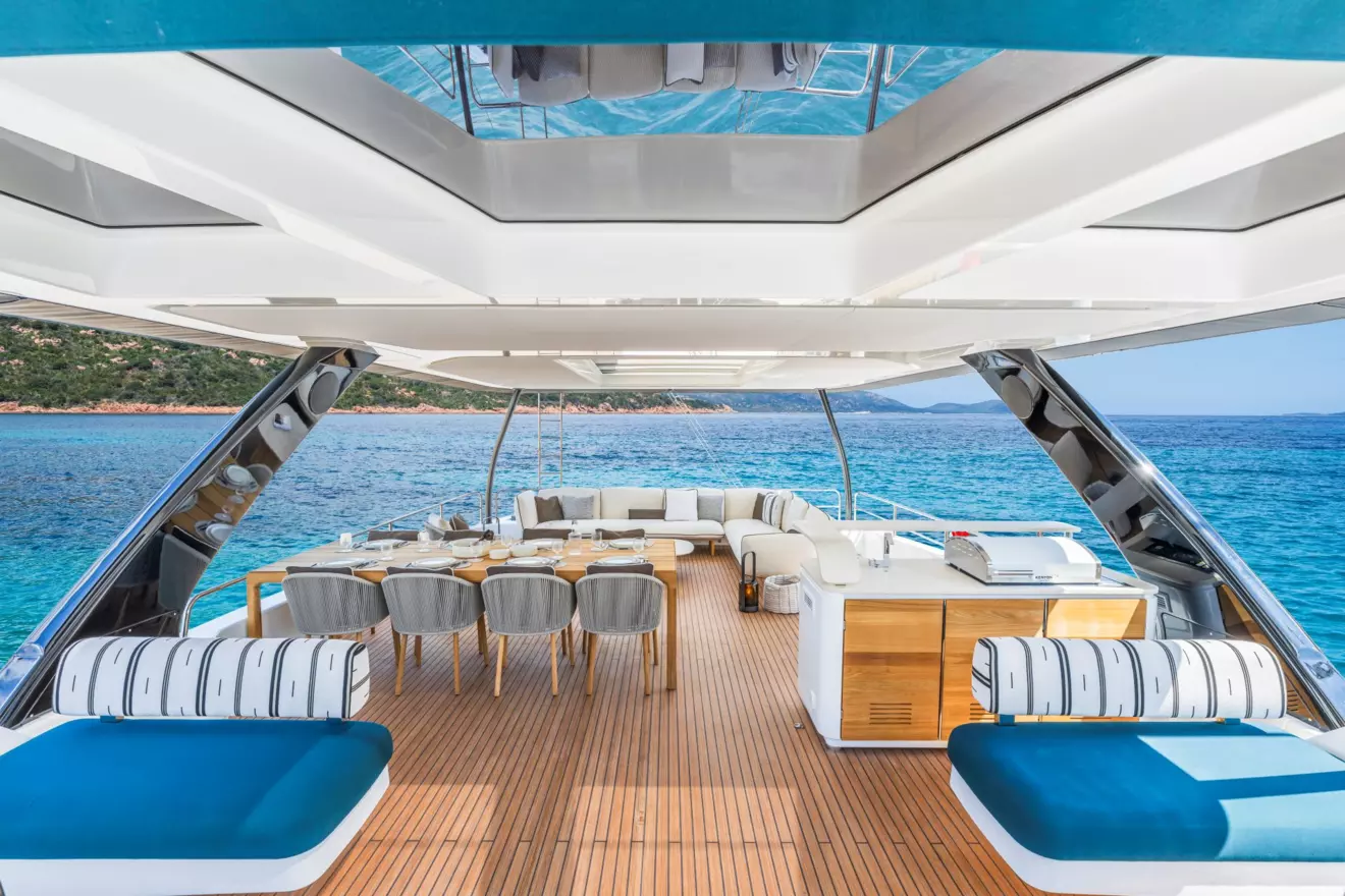 Lagoon 82- flybridge.jpg