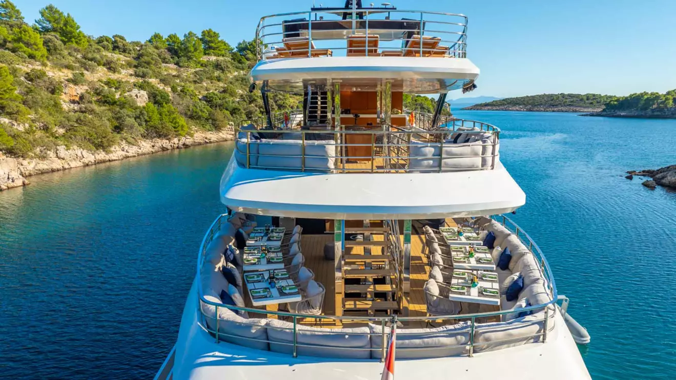 09-Argo-stern view_.jpg