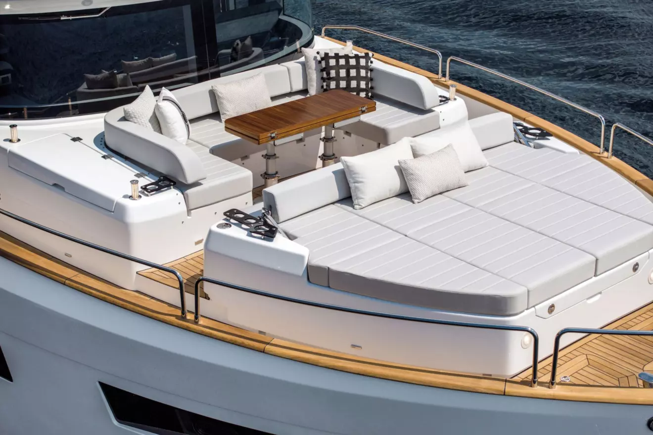 sirena 60 - bow lounge.jpg