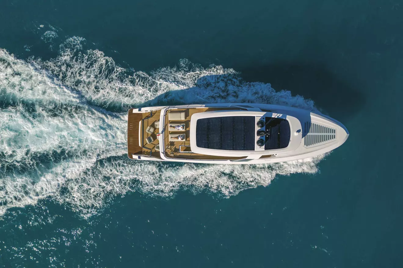 Ferretti Infynito 90 cruising