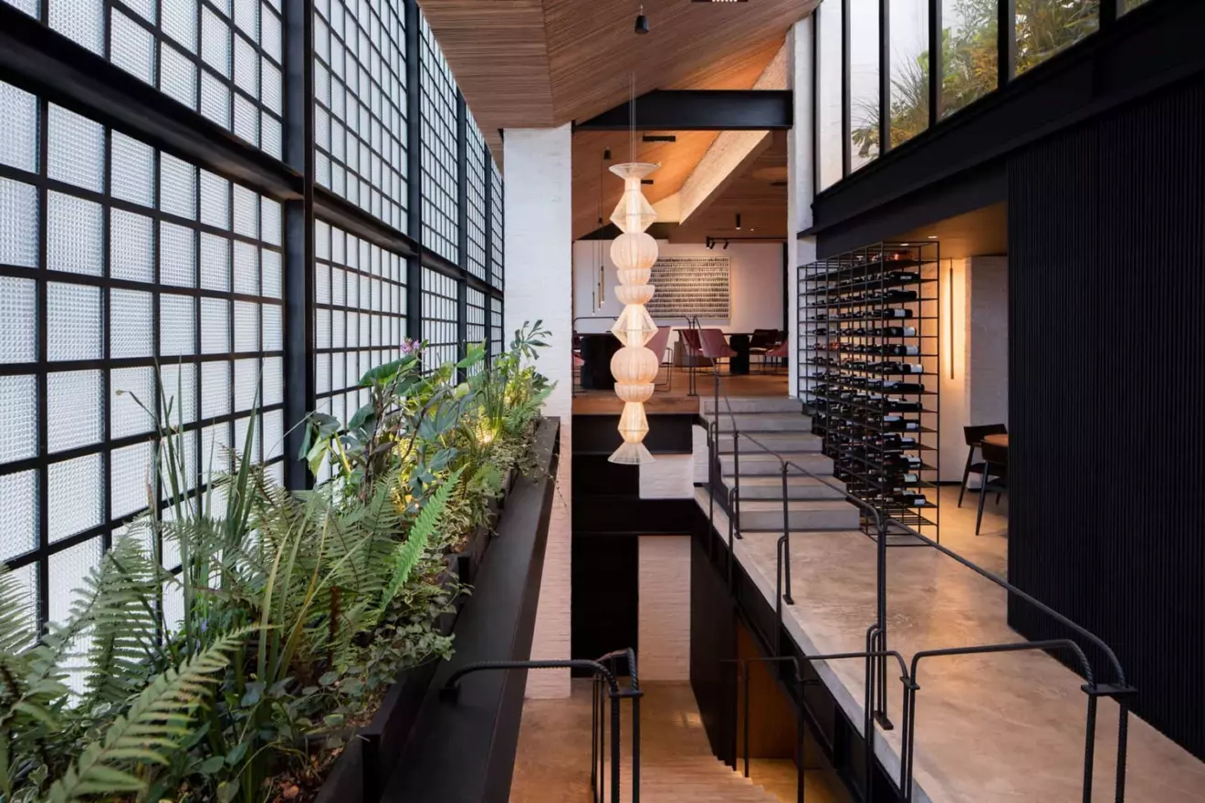 LEO-Escaleras-restaurant.jpg