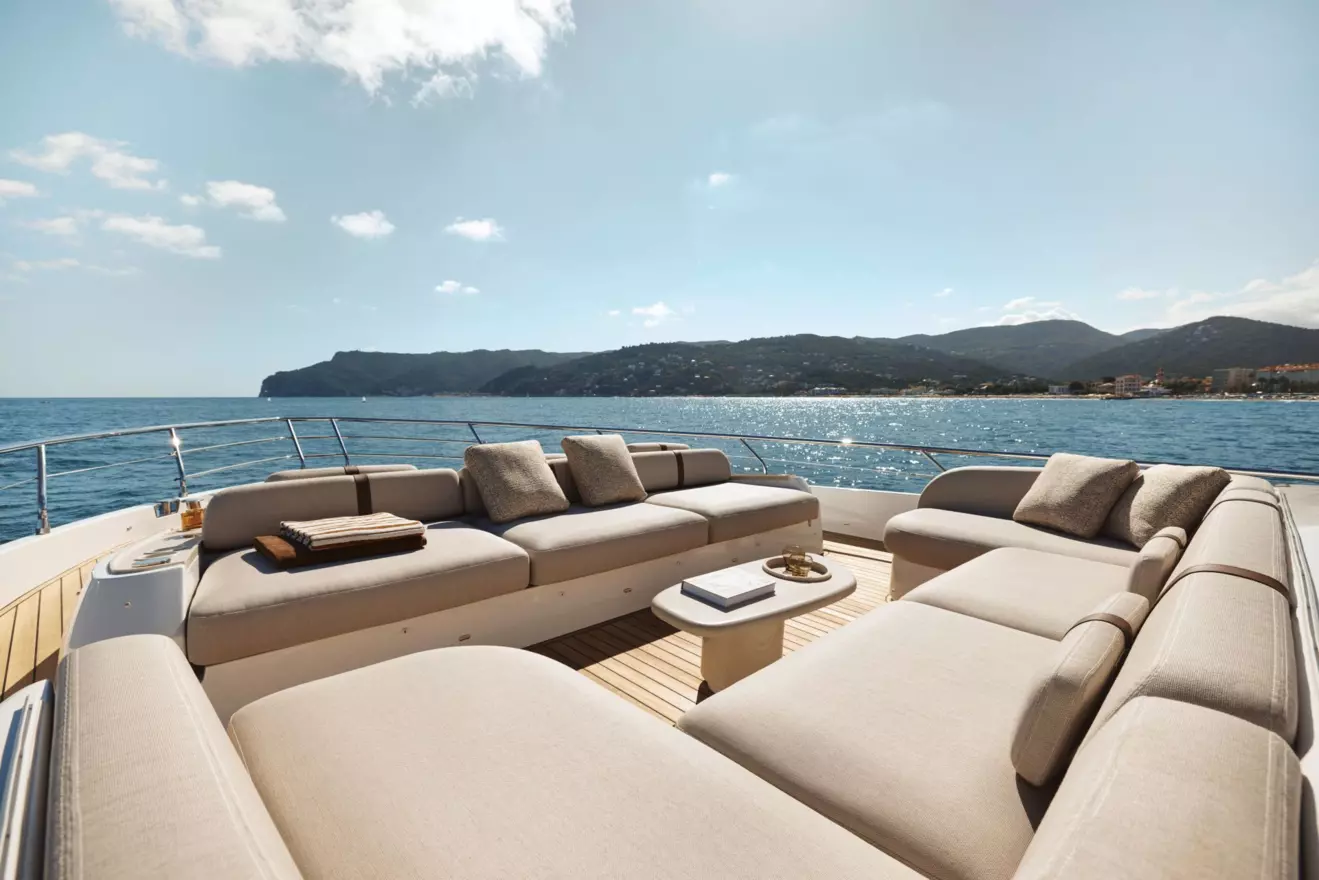 Azimut Fly 82 bow lounge