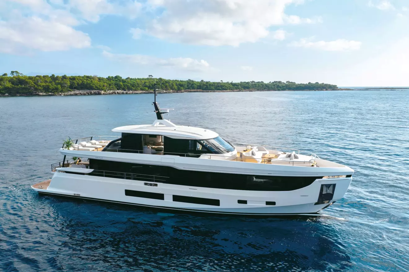 Azimut Grande30M - exterior.jpg