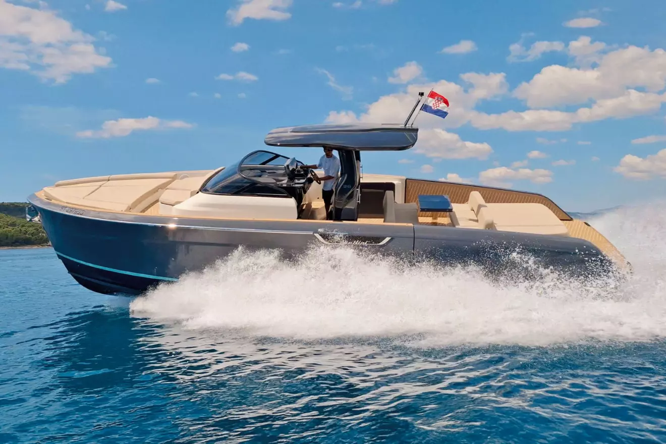 Bellini Astor 36 side view cruising