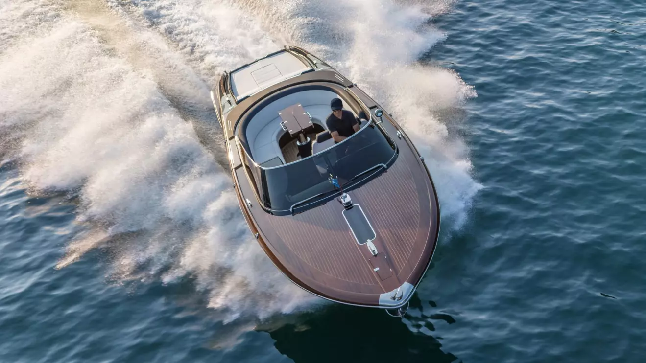 Riva Aquariva Special - front vew cruising.jpg