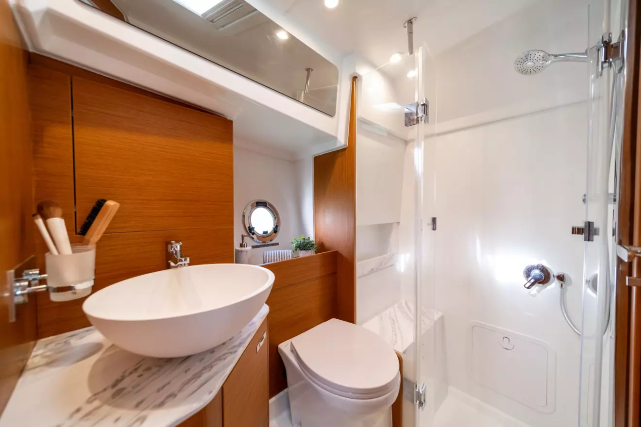 Beneteau Swift Trawler 37 Fly bathroom