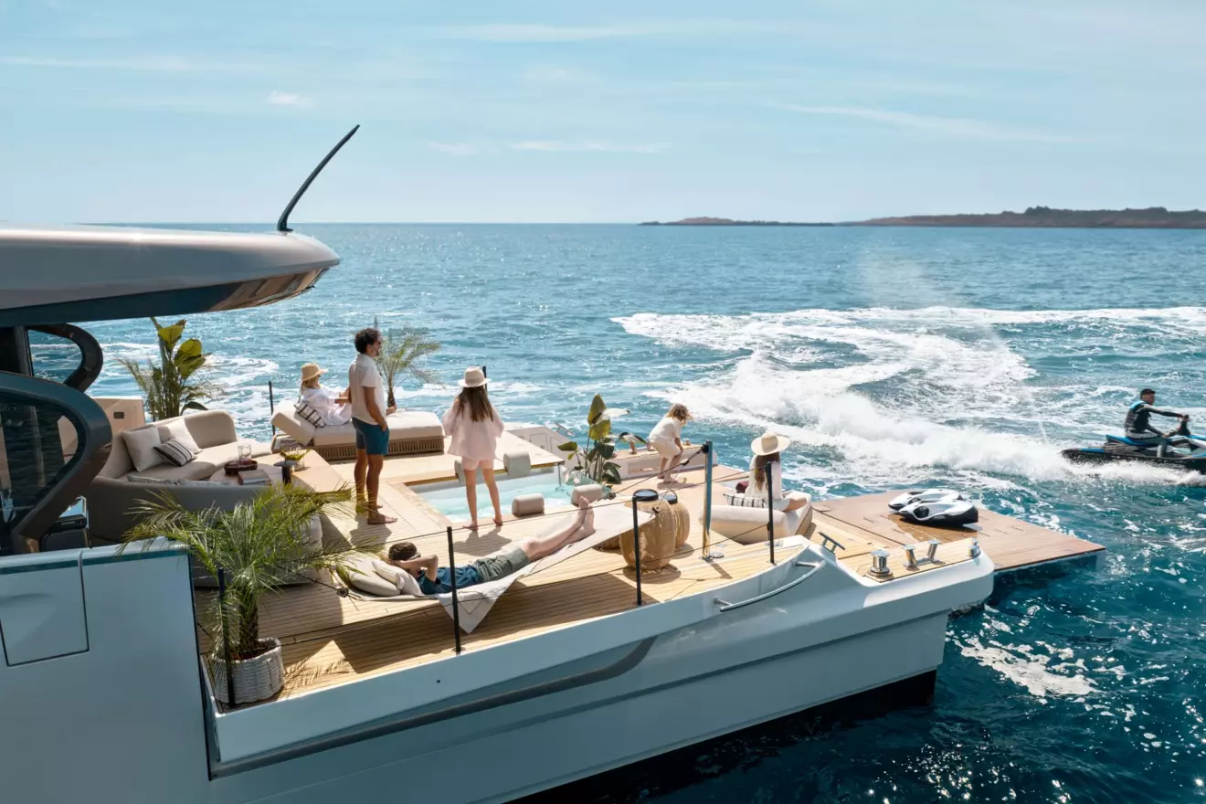 Azimut Seadeck 9 - aft deck.jpg